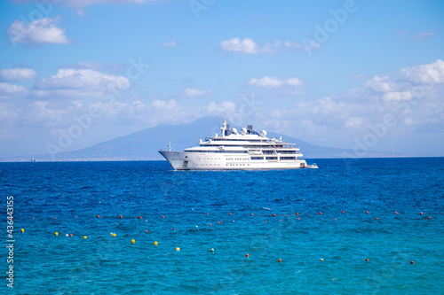 イタリア観光-カリブ海に浮かぶフェリー © yangli