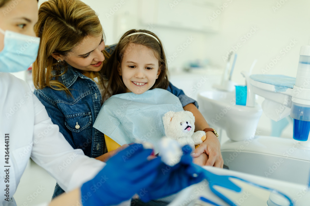 The dentist shows how to properly put on a denture and what the teeth
