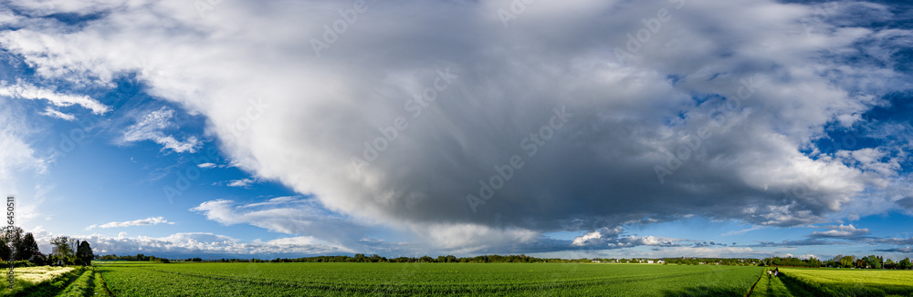 Eine dicke Regenwolke schiebt sich über das Land im Norden von Frankfurt am Main Eine dicke Regenwolke schiebt sich über das Land im Norden von Frankfurt am Main