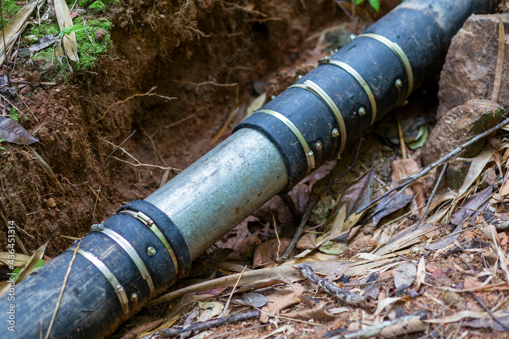 Large black water hose It was connected by a steel pipe and used to scrub the steel band around. Water pipes that connect from natural weirs in the forest For community use Large black water hose It was connected by a steel pipe and used to scrub the steel band around. Water pipes that connect from natural weirs in the forest For community use