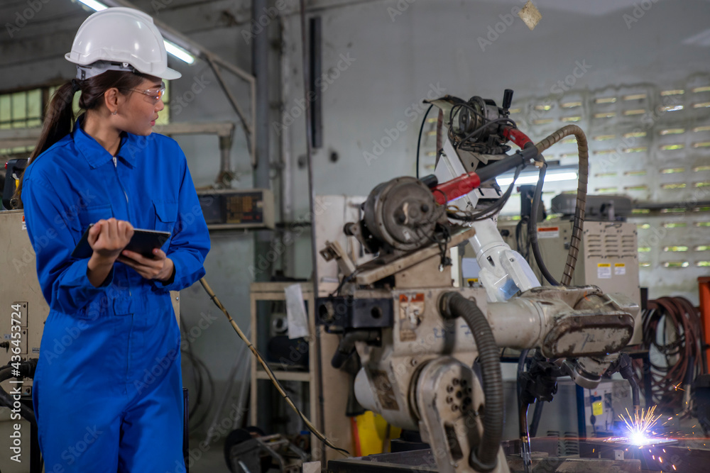 Industrial factories that use robots to work. Digital manufacturing operation. Industry 4.0 Industrial factories that use robots to work. Digital manufacturing operation. Industry 4.0