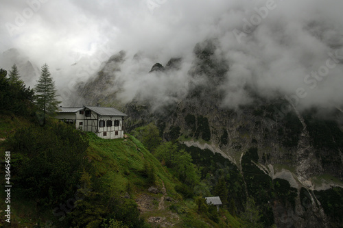 Die Knappenhäuser im Wetterstein Gebirge bei düsterer Bewölkung © Fotolla