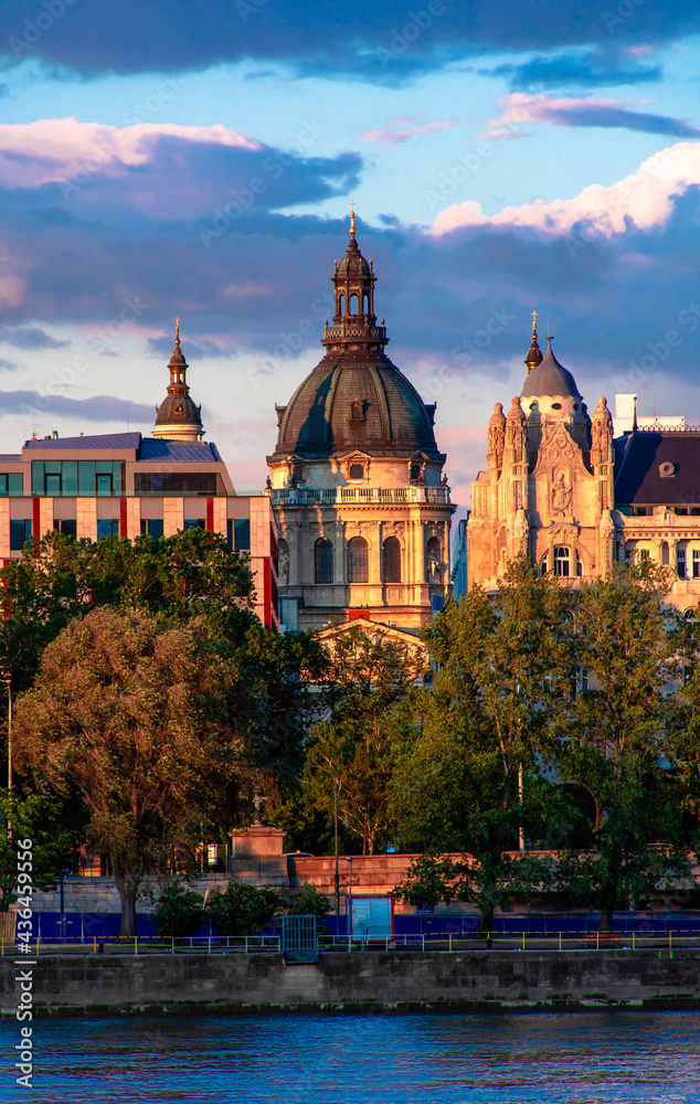 Obraz premium Hungary, the city of evening Budapest, Istvan's Basilica on the background of the dramatic sky