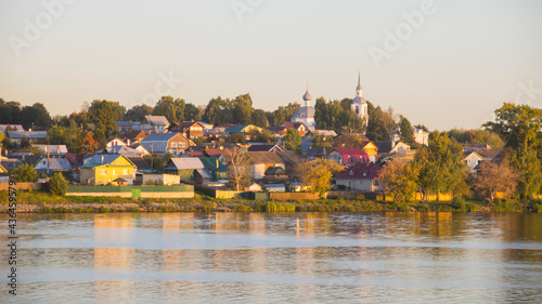 Tableau sur toile Small town on the banks of the Volga river