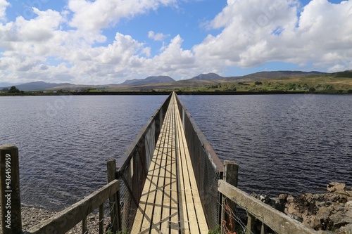 Fotografia A footbridge across Lake Trawsfynydd in Gwynedd, Wales, UK.