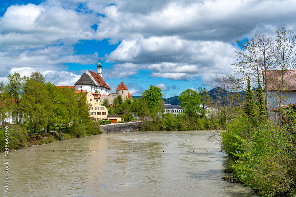 Wolkenhimmel über dem Franziskanerkloster in Füssen