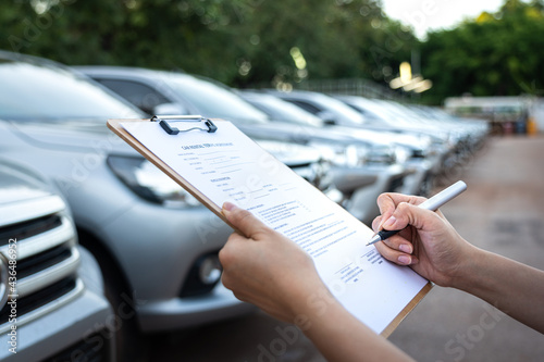 Action of a customer is signing on the agreement term of car rental service Fototapet