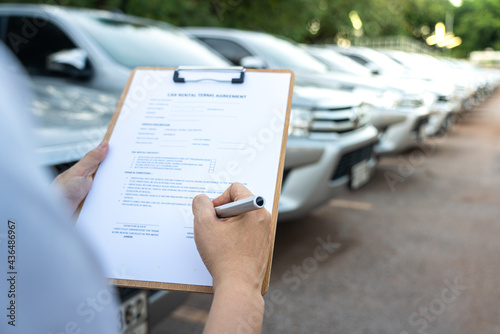 Obraz na plátně Action of a customer is signing on the agreement term of car rental service