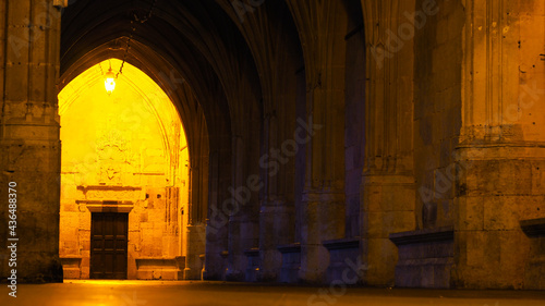 Intérieur de la Cathédrale Saint-Pierre de Condom, illuminé faiblement par l'éclairage public