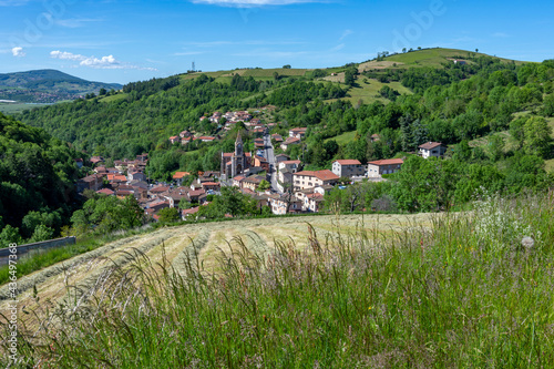 Village de Courzieu dans les Monts du Lyonnais au printemps dans le département du Rhône en France photo