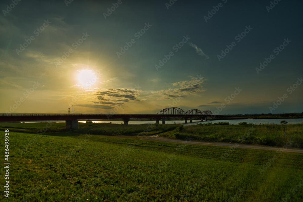 利根川に沈む夕日と神崎大橋