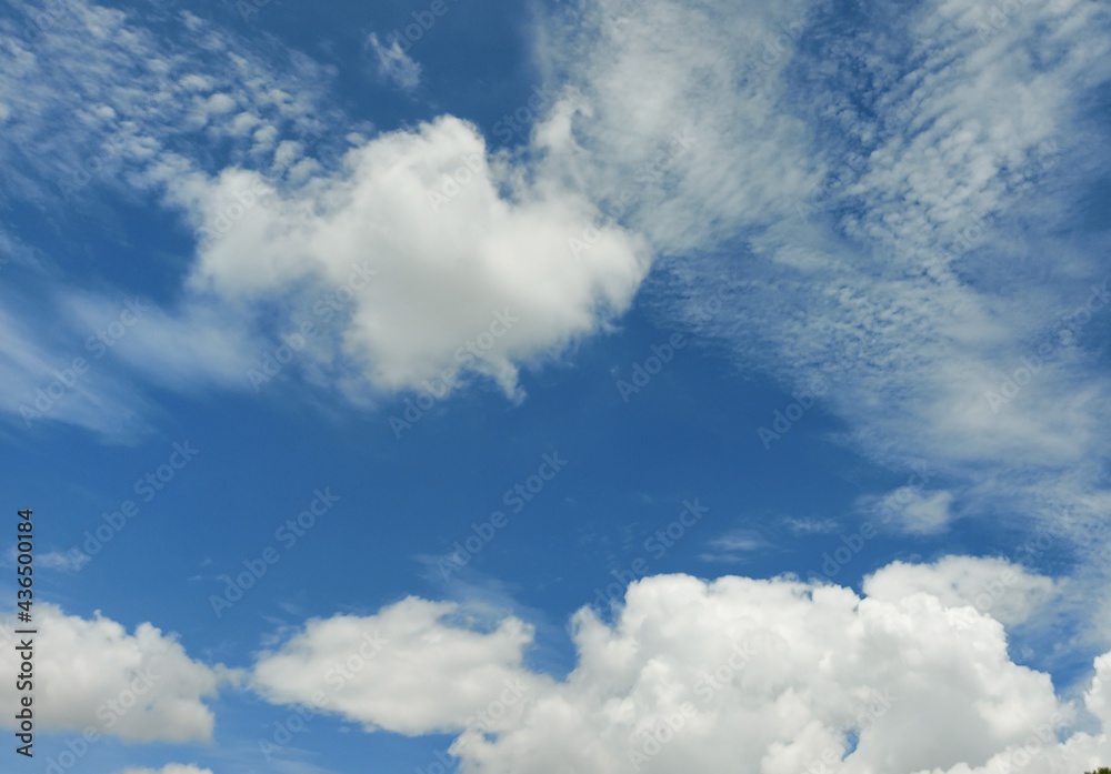 Obraz premium Beautiful sky with soft white clouds