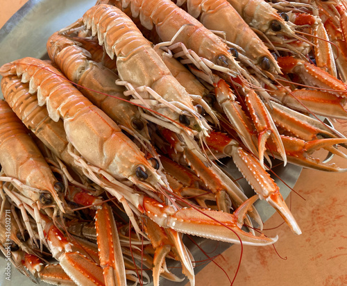 plat de langoustines, cuites entières sur la table