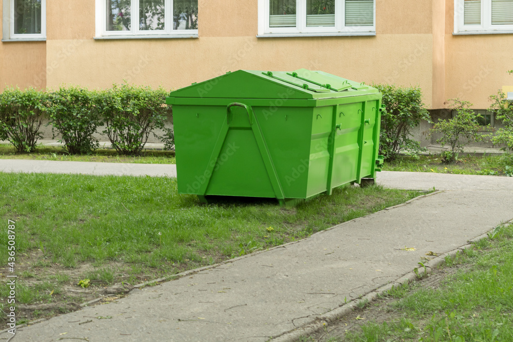 Covered container for construction and household waste Covered container for construction and household waste