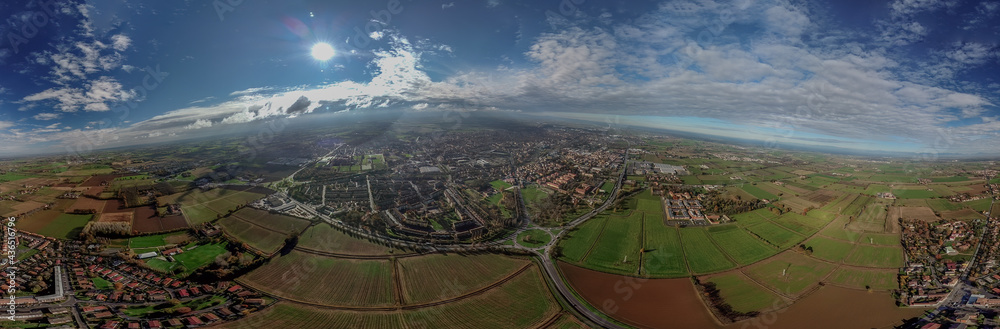 Ripresa aerea di case e campi dal drone a Cremona