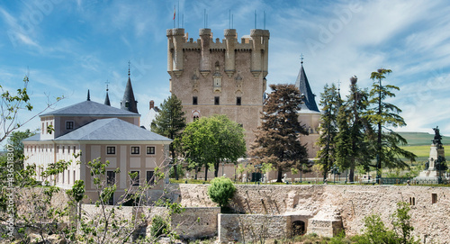 Torre de Juan II almenada y fortificada del real alcazar de Segovia, España photo