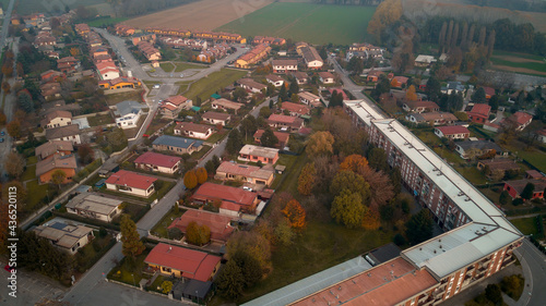 Ripresa aerea di case e campi dal drone a Cremona