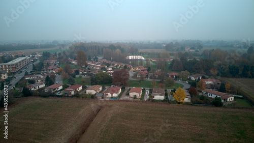 Ripresa aerea di case e campi dal drone a Cremona