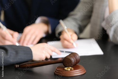 Φωτογραφία Couple signing divorce decree in lawyer's office