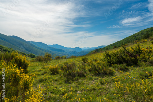 Vue sur la vall  e de Villeperdrix et les collines environnantes depuis le col de Chaudebonne