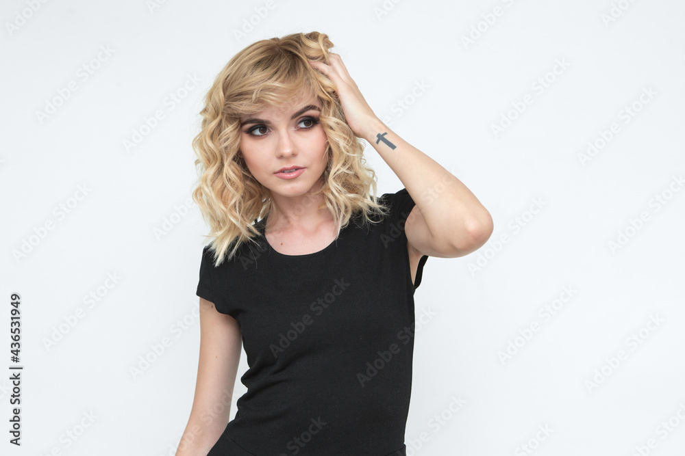 mujer rubia en fondo blanco usando ropa negra mujer rubia en fondo blanco usando ropa negra