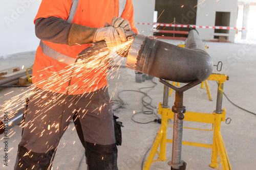 worker metal with anglegrinder