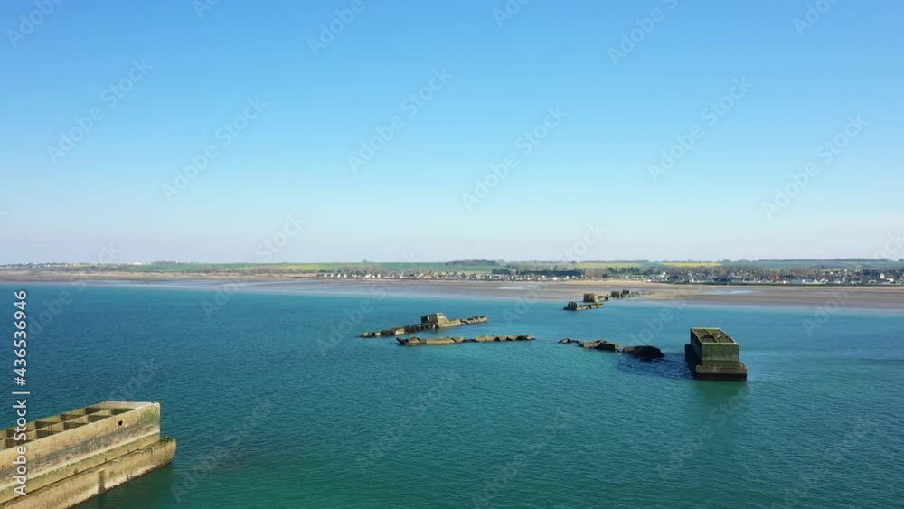 Les éléments du port artificiel américain sur la plage de sable de Gold Beach sont immergés à proximité de Asnelles et Arromanches les bains détruit par une tempête au bord de la mer de la Manche en F Les éléments du port artificiel américain sur la plage de sable de Gold Beach sont immergés à proximité de Asnelles et Arromanches les bains détruit par une tempête au bord de la mer de la Manche en F