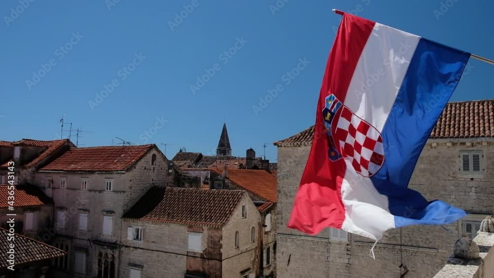 Drapeau de la Croatie flottant dans le vent à Trogir