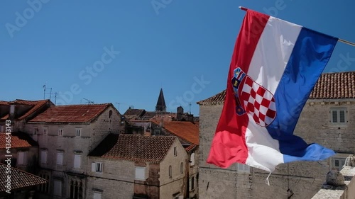 Drapeau de la Croatie flottant dans le vent à Trogir