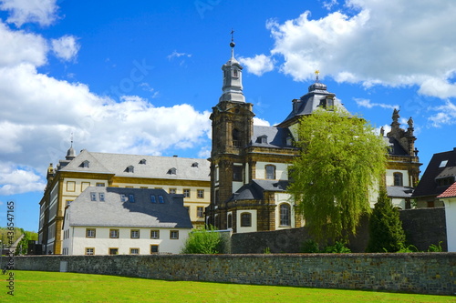 Jesuitenkirche Maria Immaculata und Mauritius Gymnasium (ehemaligen Jesuitenkollegs) am Almeauen-Park in Büren, Kreis Paderborn, Ostwestfalen-Lippe
