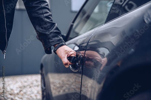 Obraz na płótnie Man is reaching for the car door handle. Car rental or car theft concept w salonie