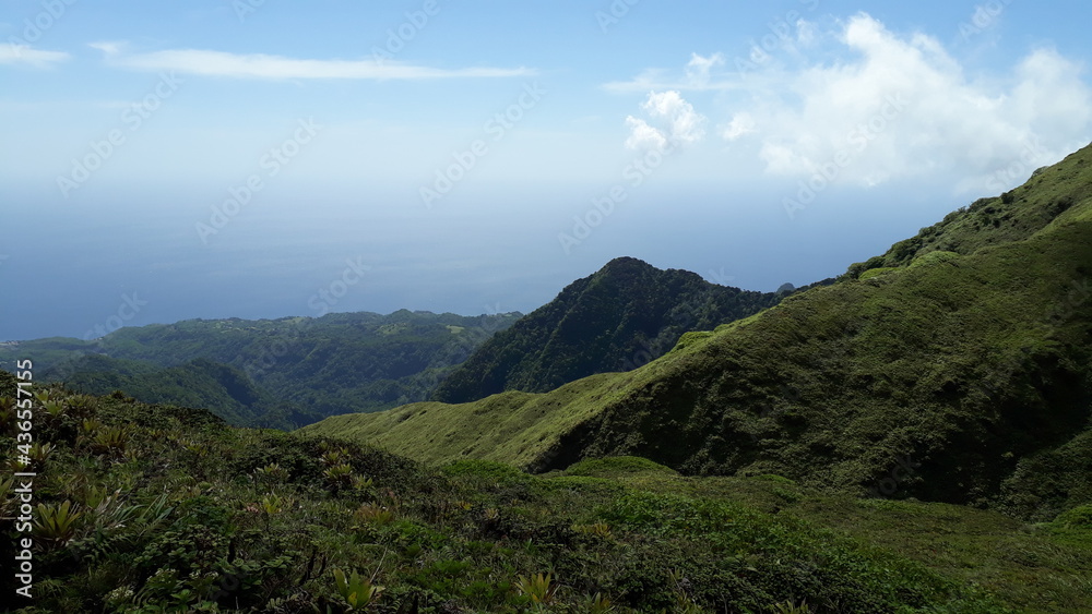 panorama de la mer des Caraïbes et du ciel au sommet de la montagne pelée
