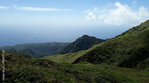 panorama de la mer des Caraïbes et du ciel au sommet de la montagne pelée 