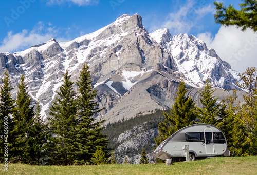 Фотография Scenic view of Tunnel mountain in Banff, Alberta with a small teardrop camper trailer in front