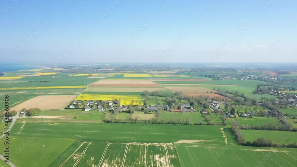 Le village de Longues-sur-Mer à proximité de la célèbre batterie en France, en Normandie, dans le Calvados, au bord de la Manche, au printemps.