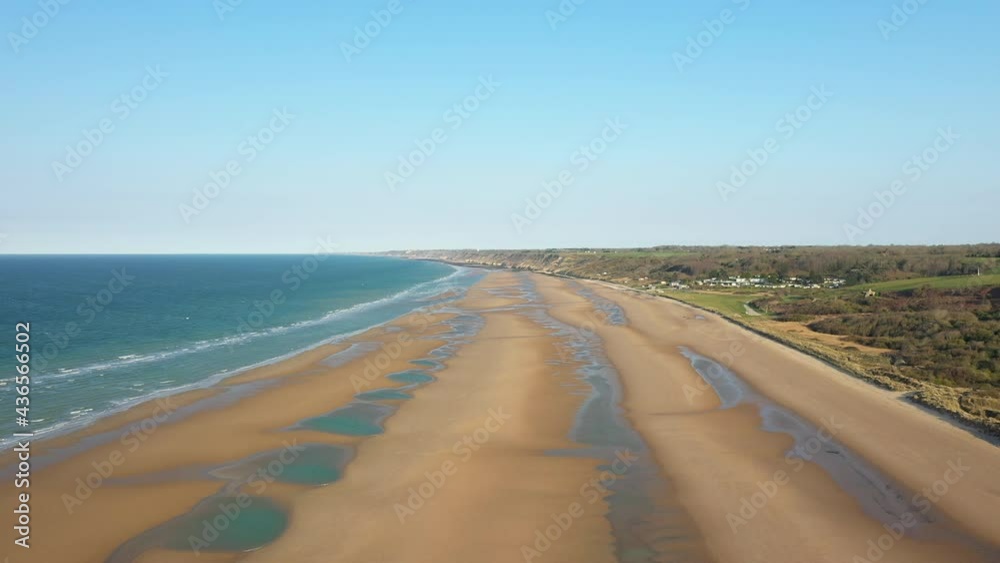 La plage de sable du débarquement à Omaha beach entourée par la mer et ...