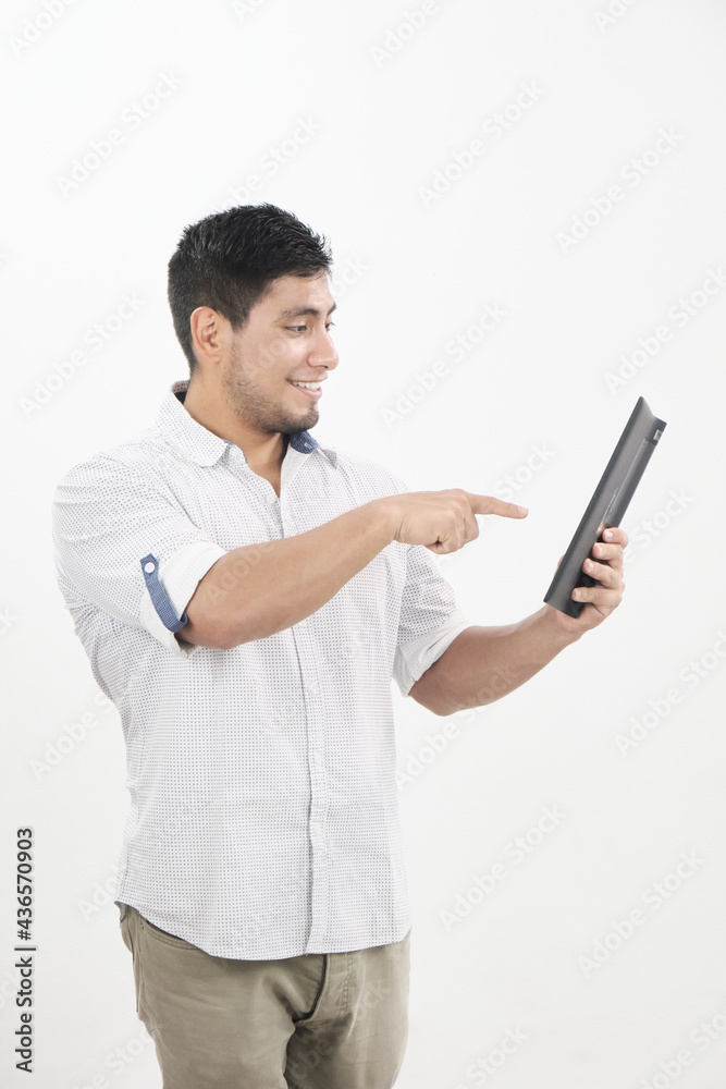hombre latino sonriente revisa su tableta con actitud alegre hombre latino sonriente revisa su tableta con actitud alegre
