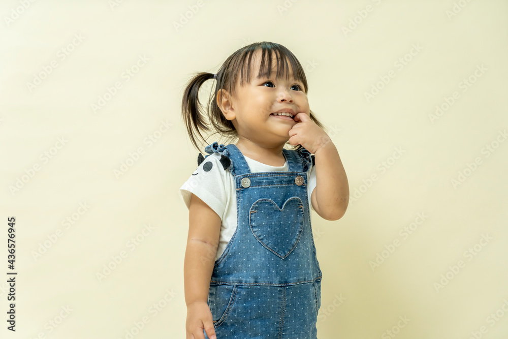 かわいい二歳児の女の子