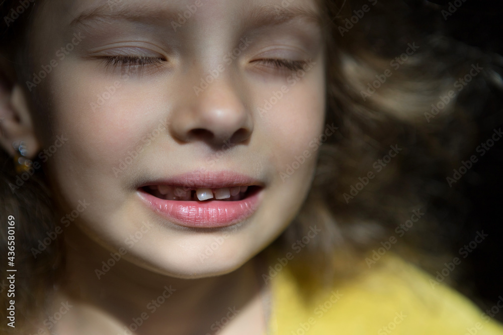 Foto de Change of baby teeth to molars.The baby tooth is on the verge