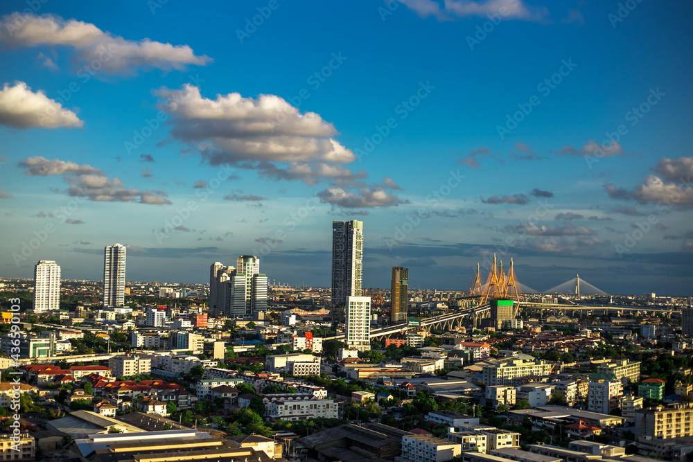 Obraz premium The high angle background of the city view with the secret light of the evening, blurring of night lights, showing the distribution of condominiums, dense homes in the capital community