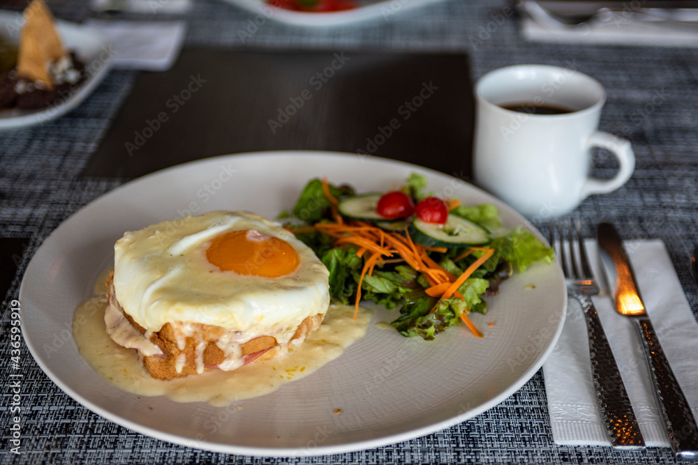 desayuno Sándwich croque - madame huevos y café 