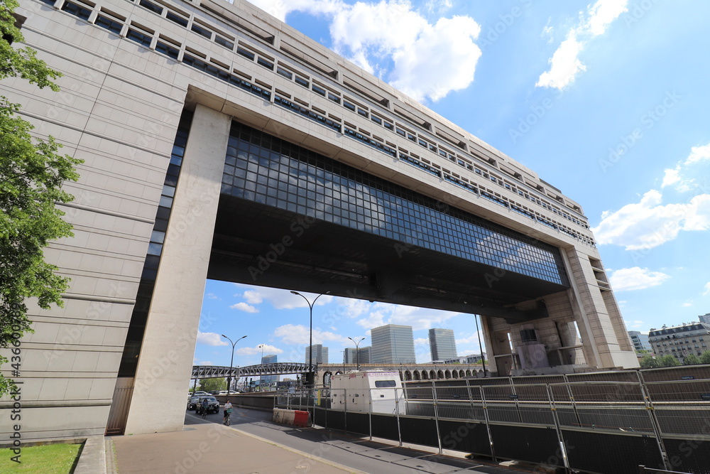 Obraz premium Le ministère de l'économie et des finances, à Bercy, vu de l'extérieur, ville de Paris, France