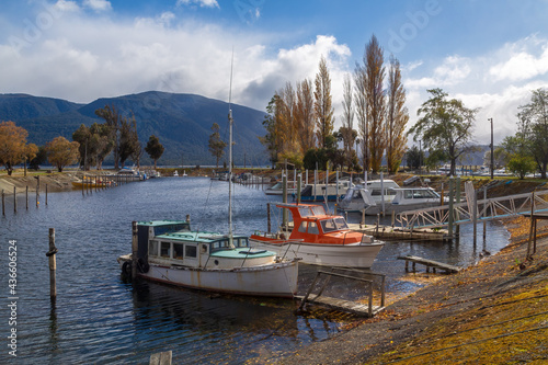 Fotografija Lakeside marina in autumn. Te Anau, New Zealand