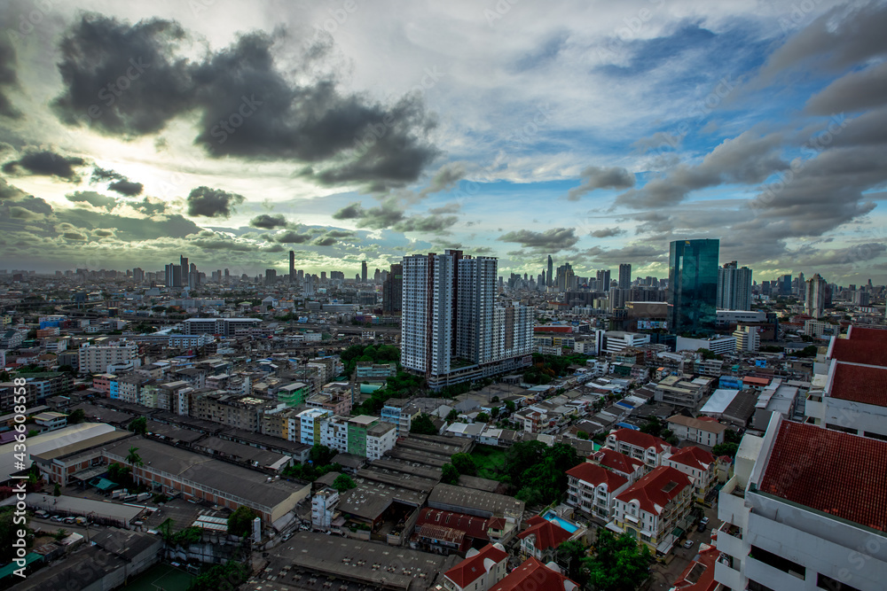 Obraz premium The high angle background of the city view with the secret light of the evening, blurring of night lights, showing the distribution of condominiums, dense homes in the capital community