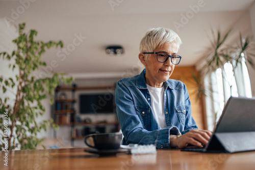Tableau sur toile Mature woman, holding a business meeting.