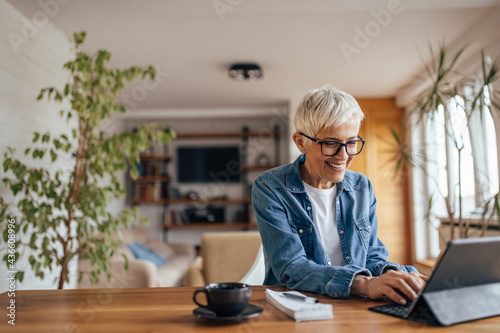 фотографія Senior woman, doing her taxes on time.