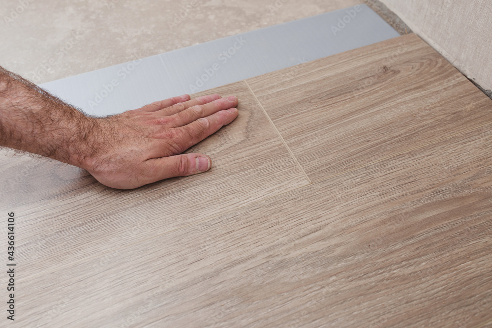 Step-by-step instructions for laying laminate flooring - connecting lamellas with a transverse and longitudinal lock Step-by-step instructions for laying laminate flooring - connecting lamellas with a transverse and longitudinal lock