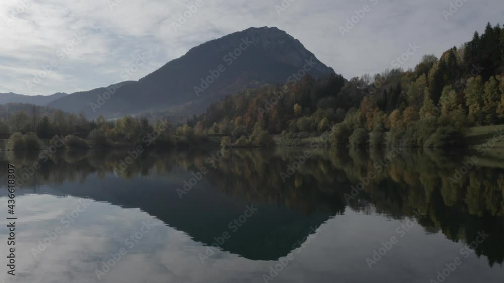 Vue de drone avant du lac, Lescheraines, Savoie, France. Paysage des alpes avec lac, montagne, eau, forêt 