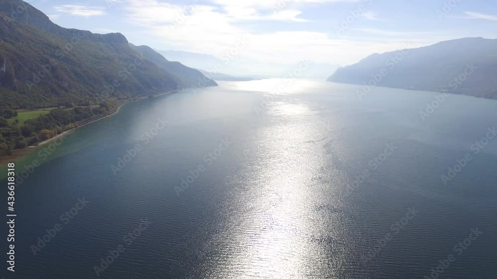 Vue de drone arrière du lac, ensoleillé. Lac du Bourget, Savoie, France. Paysage des alpes avec lac, montagne, eau 