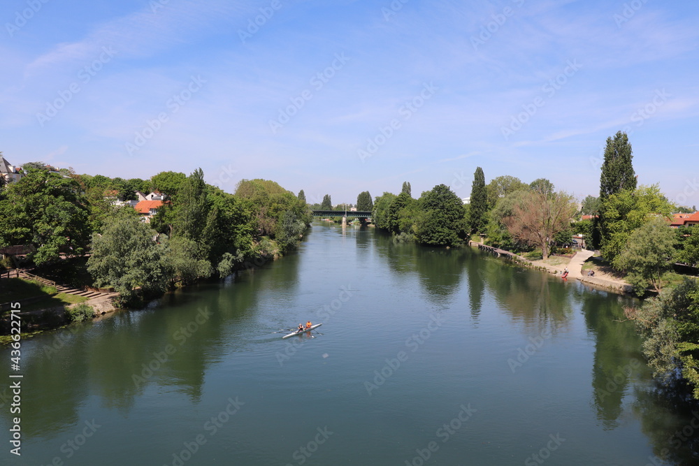 La rivière Marne et ses rives à Champigny sur Marne, ville de Champigny sur Marne, département du Val de Marne, Ile de France, France La rivière Marne et ses rives à Champigny sur Marne, ville de Champigny sur Marne, département du Val de Marne, Ile de France, France